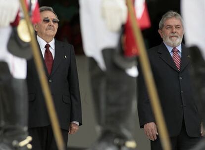El presidente cubano, Raúl Castro, junto a su homólogo brasileño, Luiz Inácio Lula da Silva, hoy en Brasilia