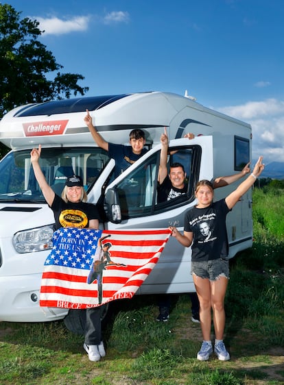 César González, su esposa, Marta Bustamante, y sus hijos, Daniel y Jana, viajan en autocaravana a los conciertos de Bruce.