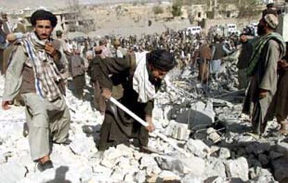 Habitantes de Kandahar, al sur de Afganistán, remueven los escombros de un edificio destruido, según sus testimonios, por las bombas estadounidenses.