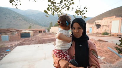 La campesina Malika El Bisem, de 26 años, recorrió a pie los cinco kilómetros que separan su aldea en la montaña de las inmediaciones de Talat N´Yacub para buscar tratamiento médico para su hija de dos años.  