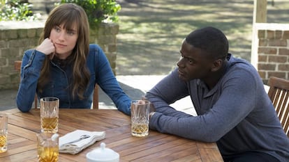 Los actores Allison Williams y Daniel Kaluuya interpretan a una pareja interracial que se enfrenta a los prejuicios interiorizados de los blancos.
