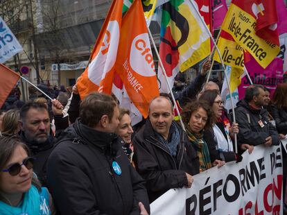 El líder de la CFDT, Laurent Berger, en el centro de la cabecera de la manifestación de París, este martes.
