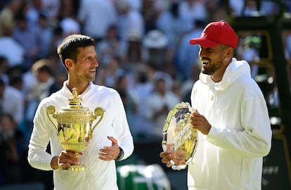 Novak Djokovic posa con el trofeo de Wimbledon junto al subcampeón Nick Kyrgios.