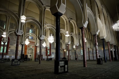 "La mezquita del centro est inspirada en la preciosa Mezquita de Crdoba, con sus techos altos, sus mosaicos, sus arcos dobles... es un recinto amplio, luminoso, sencillo, donde no hay imgenes ni figuras humanas. Realmente vale la pena conocerla, muchas ciudades de pases musulmanes no tienen una mezquita tan armnica y tan bonita, dice el responsable de cultura.