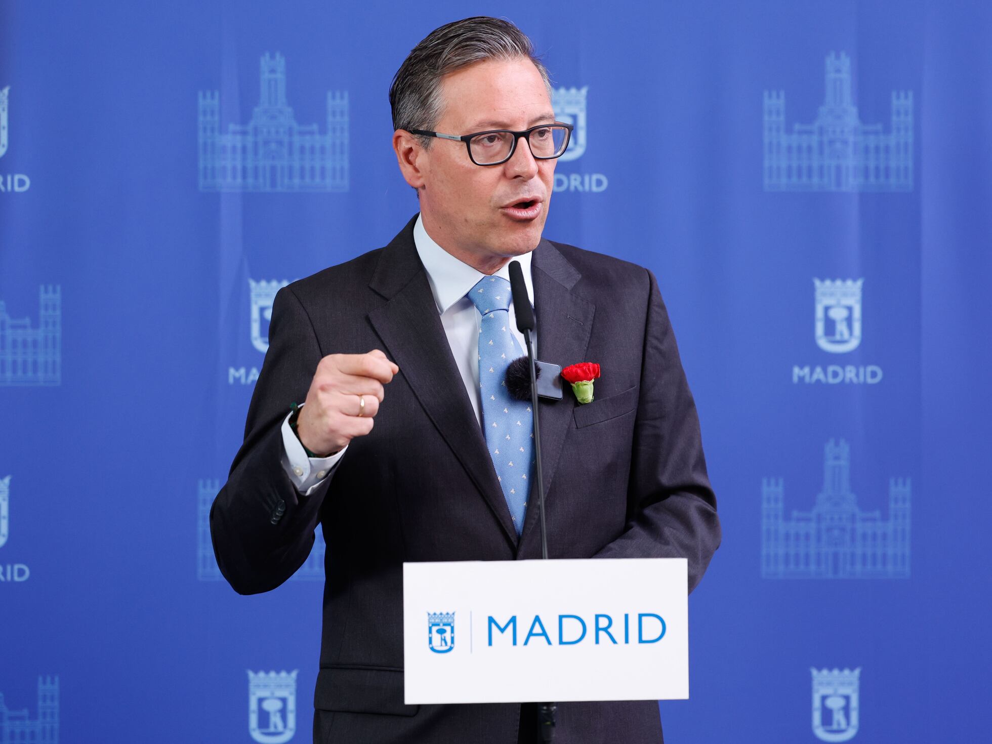 Feijóo hace un gesto a Ayuso y encarga al número dos de la dirigente madrileña la organización del congreso del PP | España | EL PAÍS