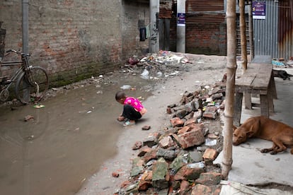 La basura que se acumula por las calles de los 'slums' quedan cubiertas de agua cuando llueve. Las infecciones son un peligro, sobre todo para los más pequeños.