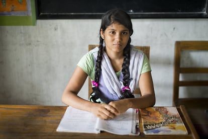 Sahanaj es una niña de 14 años que estudia 5º grado en su barrio, Hazaribag. Ha conseguido librarse del matrimonio en dos ocasiones. Desea continuar su formación y llegar a ser doctora. "Como la hija del gestor de viviendas de alquiler en la que vivimos", dice.