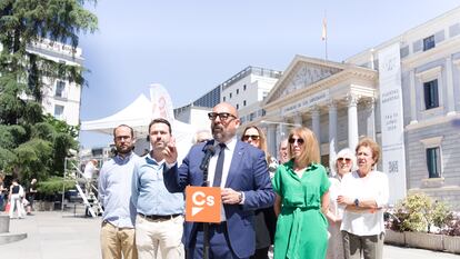 El candidato de Ciudadanos a las elecciones europeas, Jordi Cañas, delante del Congreso junto a miembros del partido, este jueves.