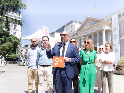 El candidato de Ciudadanos a las elecciones europeas, Jordi Cañas, delante del Congreso junto a miembros del partido, este jueves.