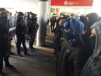 Agentes de los mossos d'esquadra despliegan un cordón policial ante estudiantes el día 25 en la UAB. / CRISTOBAL CASTRO