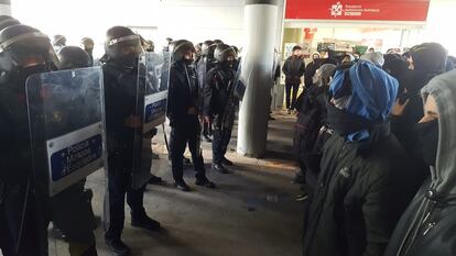 Agentes de los mossos d'esquadra despliegan un cordón policial ante estudiantes el día 25 en la UAB. / CRISTOBAL CASTRO