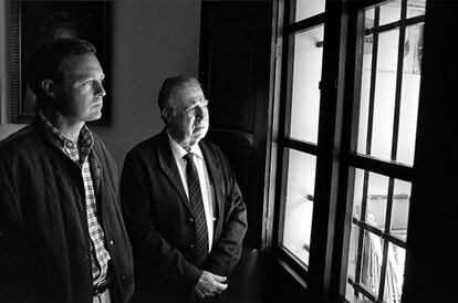 Los dos toreros Pepe Luis Vázquez (padre e hijo) en su casa de Sevilla en una imagen de archivo.