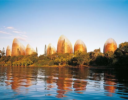 <b>Dónde:</b> Numea (Nueva Caledonia).<p> <b>Cuándo:</b> 1998.<p> <b>Arquitecto:</b> Renzo Piano.<p> <b>¿Qué dicen los expertos?:</b> “Primera obra arquitectónica destinada a rendir homenaje a la cultura del Pacífico, el centro resulta significativo por su combinación de arquitectura vernácula y de avanzada tecnología contemporánea. Está formado por diez pabellones que hacen referencia a la chozas de los kanaks; sin embargo, no se trata de una mera réplica”.<p> <b>Visitas:</b> Los impresionantes pabellones fabricados con madera de iroko con vidrio, acero y bambú alojan salas de exposiciones, conciertos, mediateca, tiendas... que se pueden visitar por libre o en uno de los dos tours guiados diarios que recorren el edificio, en francés e inglés. <p> <b>www.adck.nc</b>