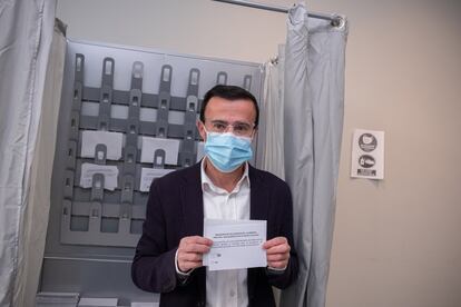 El alcalde de Villanueva de la Serena, Miguel Ángel Gallardo, muestra su papeleta antes de votar.