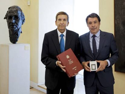 El expresidente de Madrid, Ignacio Gonz&aacute;lez, junto al fiscal Manuel Moix en 2013.
