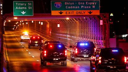 La comitiva que transporta a Joaquín Guzmán, en el puente de Brooklyn.