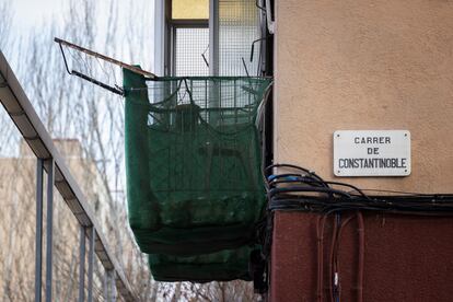 Un balcón con una red y numerosas grietas en el barrio del Besòs, la semana pasada.