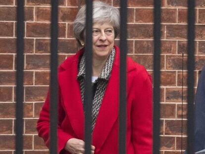 Theresa May abandona o 10 de Downing Street, nesta sexta-feira.