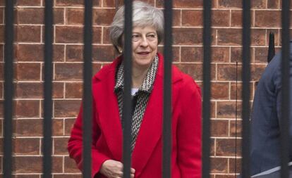 Theresa May abandona o 10 de Downing Street, nesta sexta-feira.