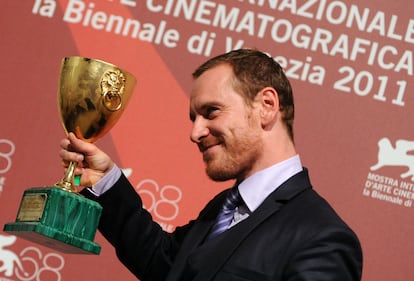 Michael Fassbender posa con la Copa Volpi a mejor actor que ganó por 'Shame' en el Fstival de Venecia en 2011.