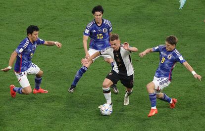 Mundial Qatar 2022: Kimmich conduce el balón entre rivales japoneses, durante el Alemania-Japón