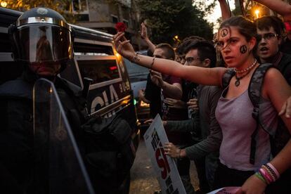Una manifestante sostiene un clavel en alto frente a la Policía nacional en Barcelona este miércoles.