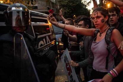 Una manifestante sostiene un clavel en alto frente a la Polic&iacute;a nacional en Barcelona este mi&eacute;rcoles.