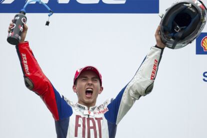 Jorge Lorenzo desata su alegría tras proclamarse campeón del mundo de MotoGP en el GP de Malaisia, donde ha quedado tercerp, por detrás de Rossi y Dovizioso.