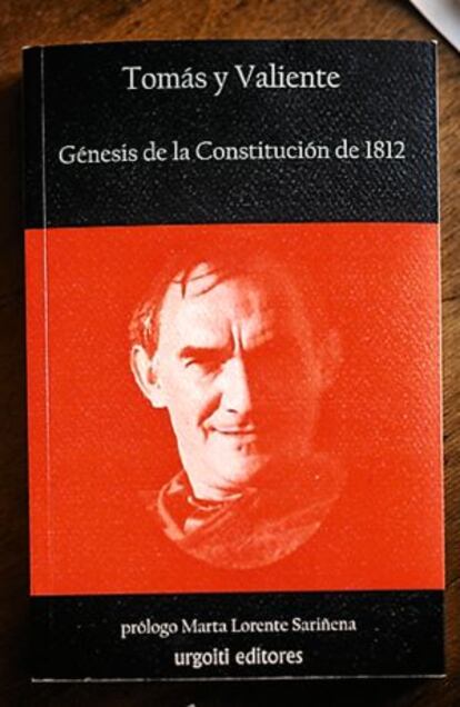 Entre los textos que guarda en su oficina guarda un texto de Tomás y Valiente, uno de sus predecesores en el Alto Tribunal.