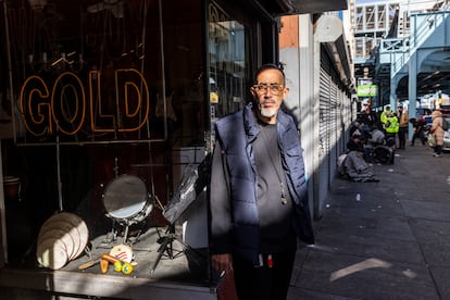 John Quinones regenta una tienda de venta de artículos de segunda mano y oro. Lleva 45 años trabajando en este local y ha sido testigo de la decadencia de estas calles en los últimos años.