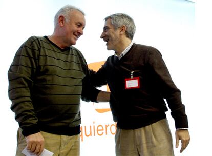 Cayo Lara (izquierda), felicitado por Gaspar Llamazares tras ser elegido coordinador de IU.