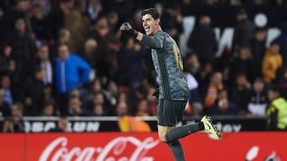 Courtois celebra el empate del Madrid en Mestalla.