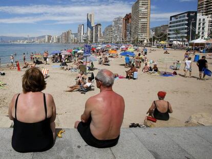  Turistas en la playa de Benidorm (Alicante)