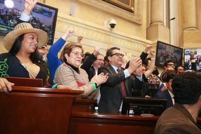 La ministra del Trabajo, Gloria Inés Ramírez, aplaude tras la aprobación del proyecto de reforma pensional en el Senado.