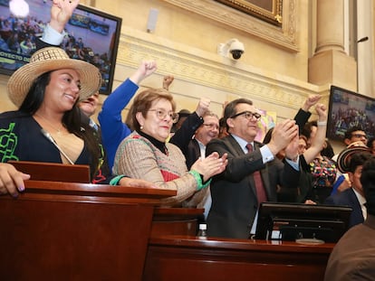 La ministra del Trabajo, Gloria Inés Ramírez, aplaude tras la aprobación del proyecto de reforma pensional en el Senado.