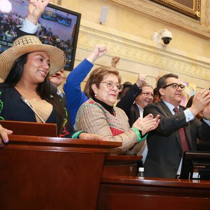 La ministra del Trabajo, Gloria Inés Ramírez, aplaude tras la aprobación del proyecto de reforma pensional en el Senado.