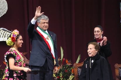 Andrés Manuel López Obrador tomó protesta como presidente legítimo de México en el zócalo. Rosario Ibarra de Piedra y Claudia Sheinbaum