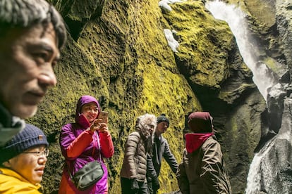 Unos visitantes en el valle donde se encuentra el volcán Eyjafjallajökull, que explosionó en 2010.