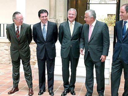 Josep Piqué, Jaume Matas, Ramón Luis Valcárcel, Javier Arenas y Francisco Camps, ayer en Murcia.