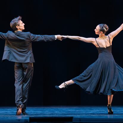 Escena de 'Sinatra Suite', de Twyla Tharp. Bailarines: Lauren Lovette y Joaquín De Luz, CND Compañía Nacional de Danza. Fotografía: ALBA MURIEL (CND)