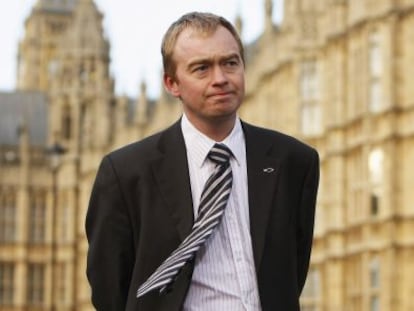 Tim Farron, ante la sede del Parlamento.