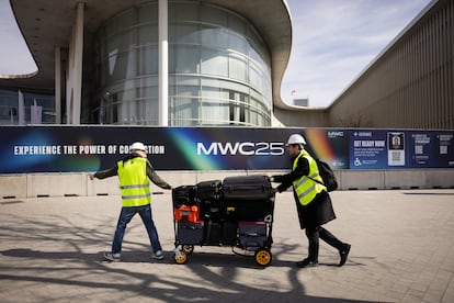 Dos operarios en las instalaciones de Fira de Barcelona, en L’Hospitalet de Llobregat, que van a albergar el Mobile World Congress 2025.