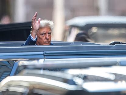 El expresidente Donald Trump saluda a sus partidarios al salir de la Torre Trump, el 15 de abril en Nueva York.