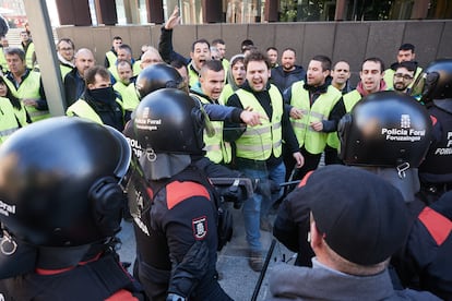 Varias personas protestan y se enfrentan a la Policía Foral de Navarra, en la parte trasera del Parlamento de Navarra, este jueves en Pamplona.
