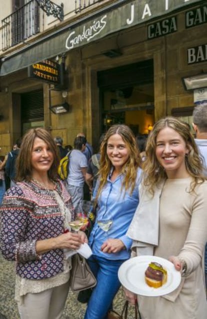 Tres mujeres muestran un pincho en la puerta de Gandarias.