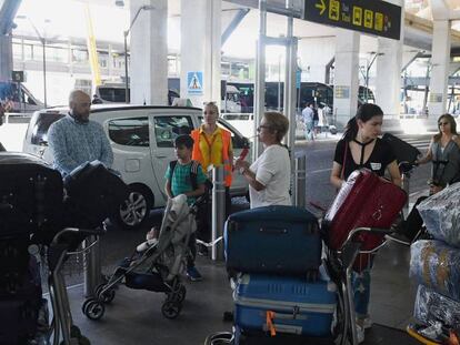 Viajeros a su llegada al aeropuerto de Barajas