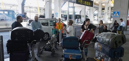 Viajeros a su llegada al aeropuerto de Barajas