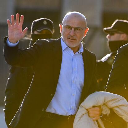 SAN FERNANDO DE HENARES (MADRID), 04/02/2025.-El técnico de la selección masculina de fútbol, Luis de la Fuente, a su llegada para testificar en el juicio que se sigue en la Audiencia Nacional al expresidente de la Real Federación Española de Fútbol (RFEF) Luis Rubiales por agresión sexual y coacciones a la futbolista Jenni Hermoso, este martes en San Fernando de Henares (Madrid). EFE/ Fernando Villar