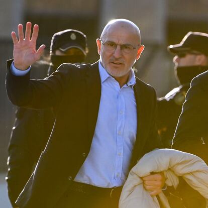 SAN FERNANDO DE HENARES (MADRID), 04/02/2025.-El técnico de la selección masculina de fútbol, Luis de la Fuente, a su llegada para testificar en el juicio que se sigue en la Audiencia Nacional al expresidente de la Real Federación Española de Fútbol (RFEF) Luis Rubiales por agresión sexual y coacciones a la futbolista Jenni Hermoso, este martes en San Fernando de Henares (Madrid). EFE/ Fernando Villar
