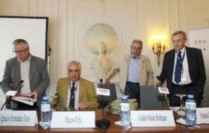 El secretario general de CCOO, Ignacio Fernández Toxo; el presidente del Consejo Económico y Social, Marcos Peña; el secretario general de UGT, Candido Méndez, y el vicepresidente de la CEOE, Javier Ferrer Dufol (izda-dcha).